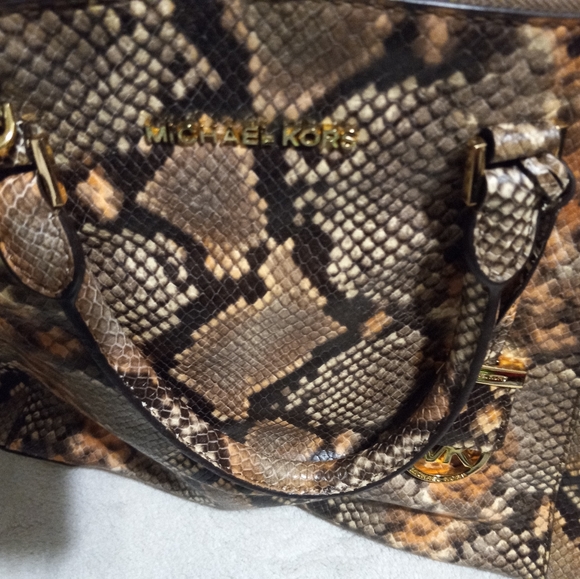 MICHAEL Michael Cantaloupe Cross Body lightly used bag..used twice - Picture 2 of 5